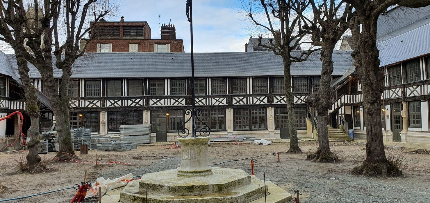 vue partielle des façades depuis le centre de la cour