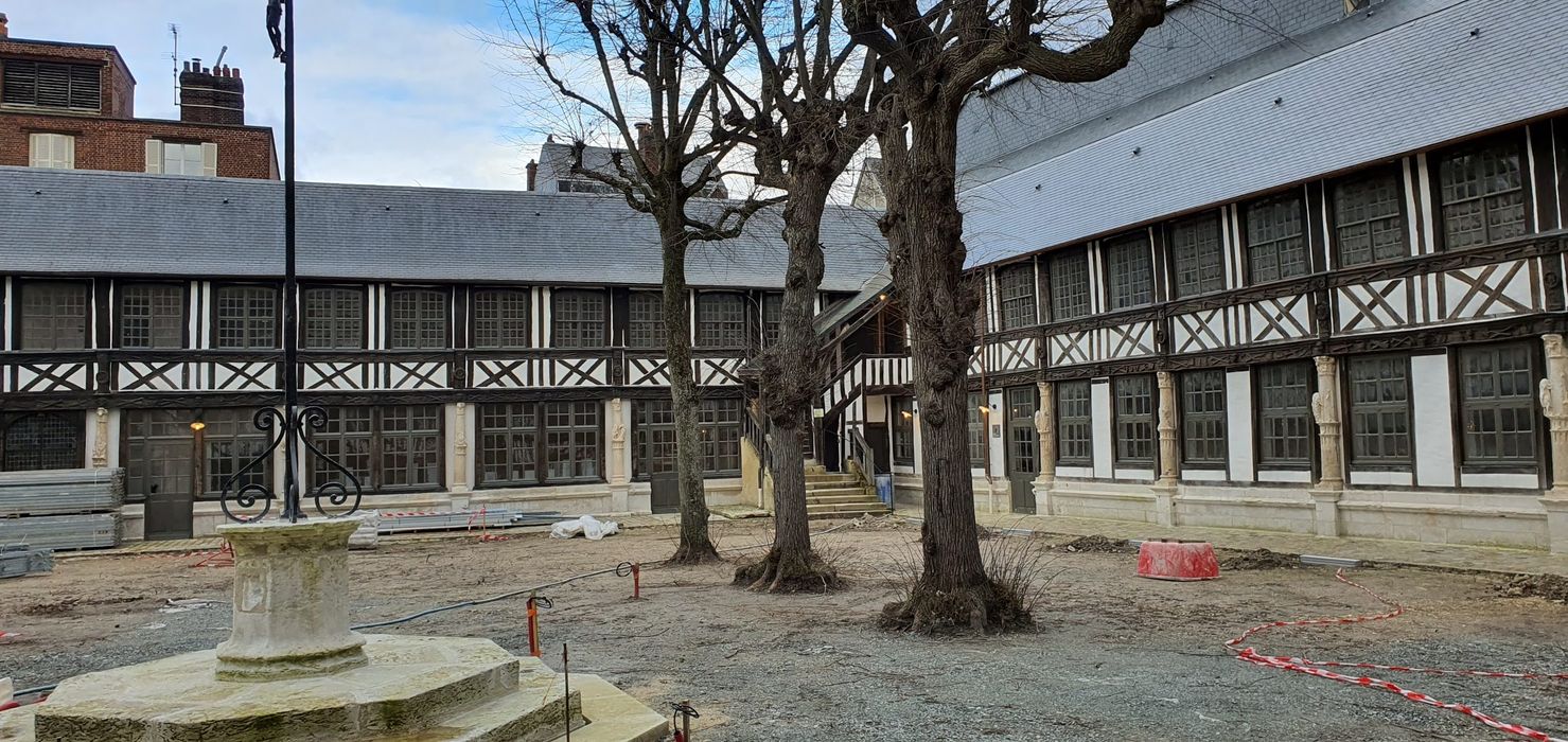 vue partielle des façades depuis le centre de la cour