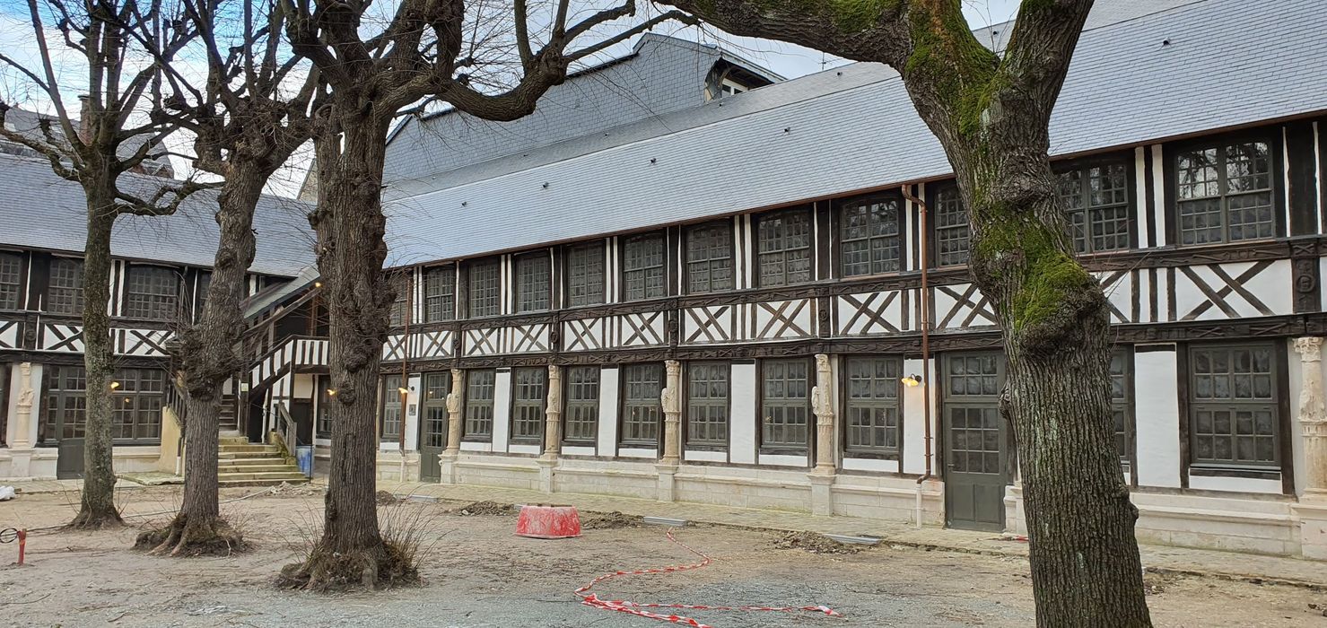 vue partielle des façades depuis le centre de la cour