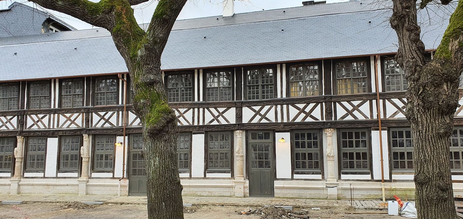 vue partielle des façades depuis le centre de la cour