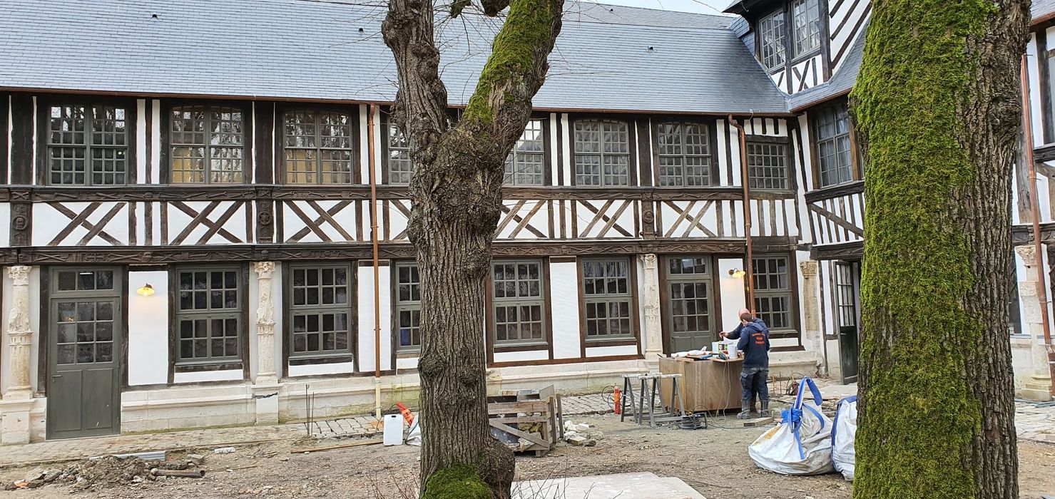 vue partielle des façades depuis le centre de la cour