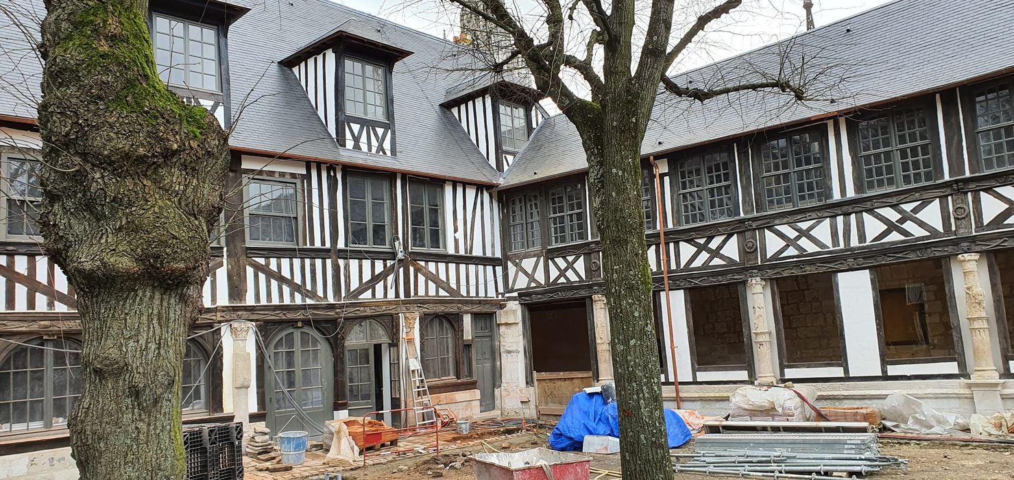 vue partielle des façades depuis le centre de la cour