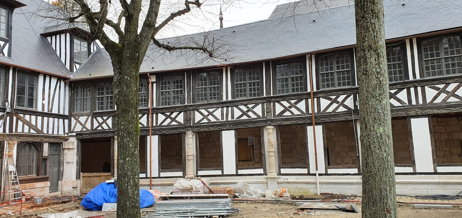 vue partielle des façades depuis le centre de la cour