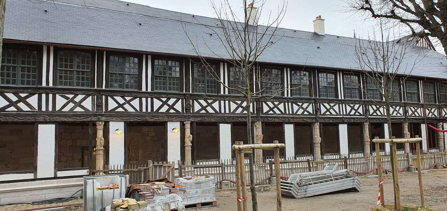 vue partielle des façades depuis le centre de la cour