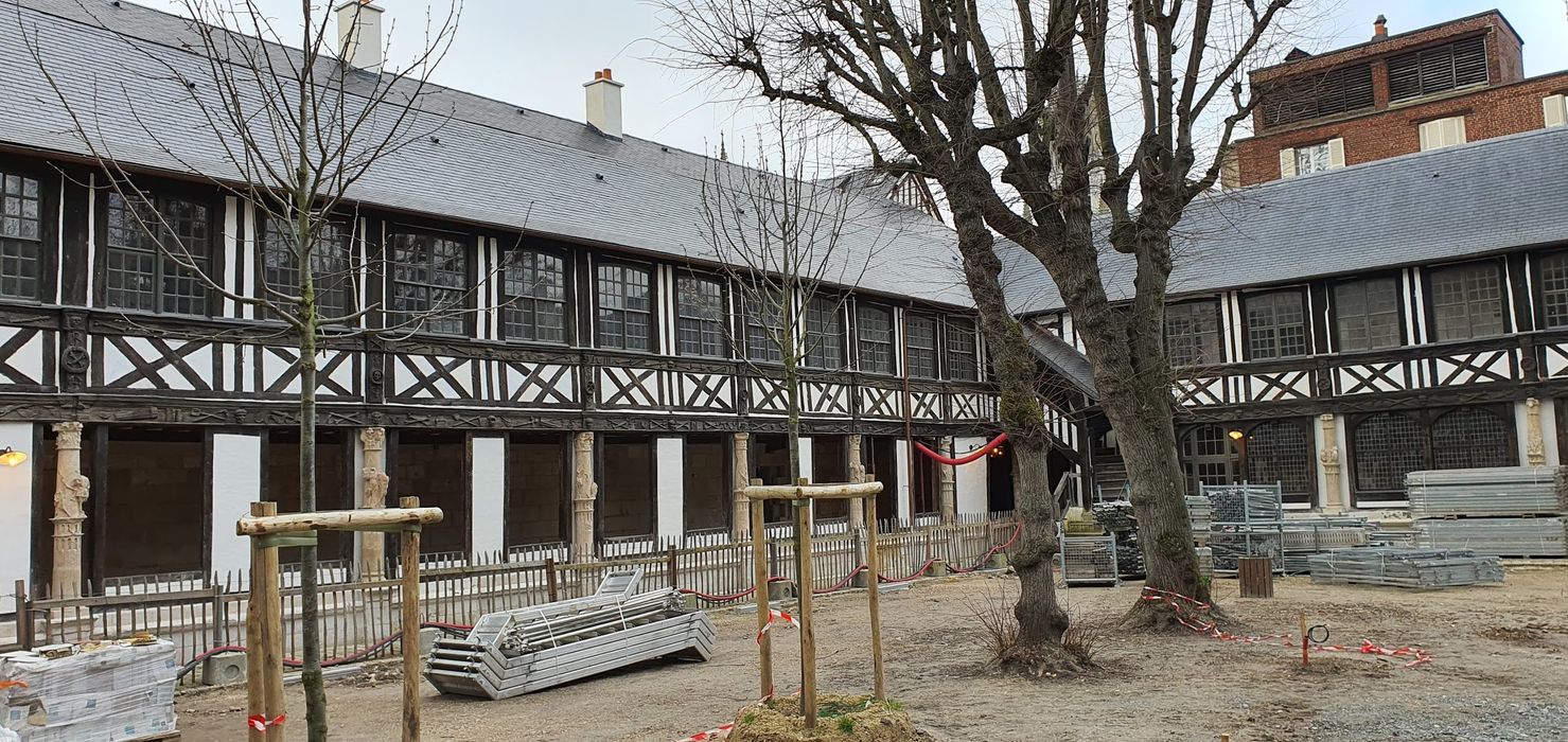 vue partielle des façades depuis le centre de la cour