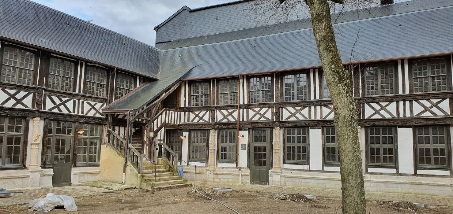 vue partielle des façades depuis le centre de la cour