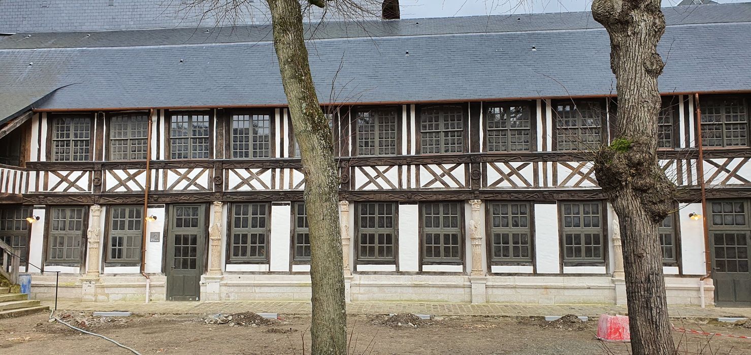 vue partielle des façades depuis le centre de la cour