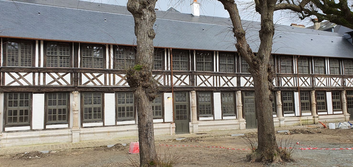 vue partielle des façades depuis le centre de la cour