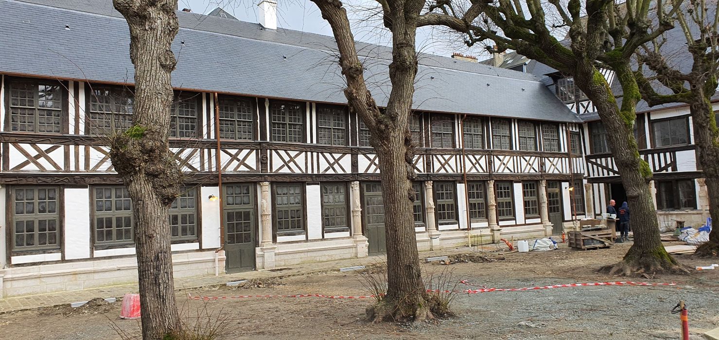 vue partielle des façades depuis le centre de la cour