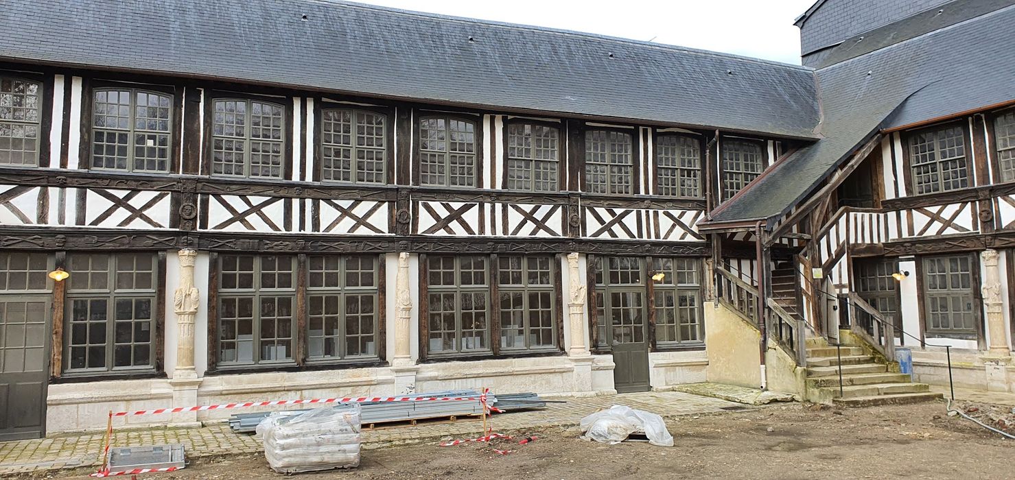 vue partielle des façades depuis le centre de la cour