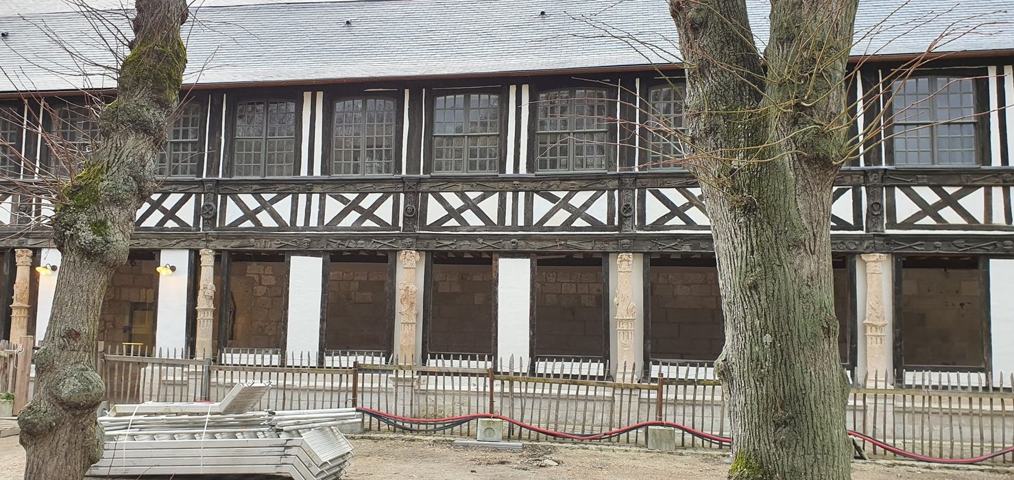 vue partielle des façades depuis le centre de la cour