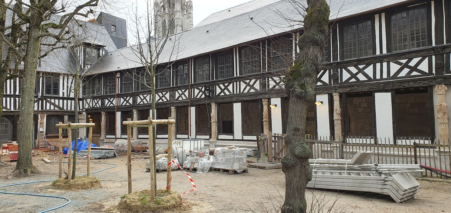 vue partielle des façades depuis le centre de la cour