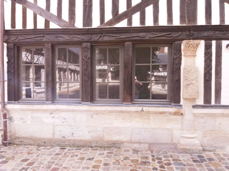 façade sur cour, vue partielle