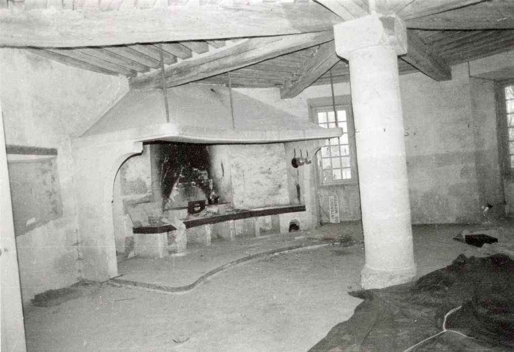 salle du 1er étage, anciennes cuisines, vue partielle