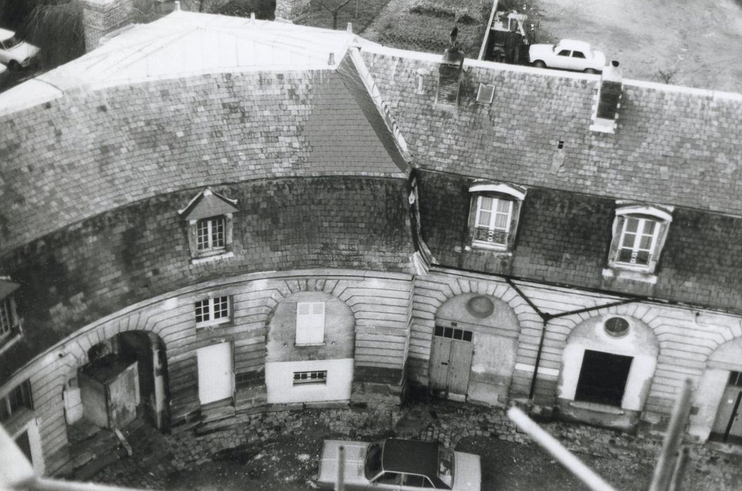 bâtiment ouest, façade est sur cour