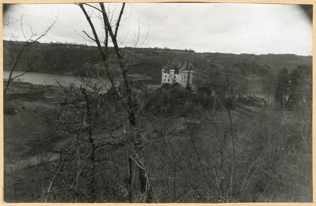 vue générale du château dans son environnement depuis l’Est