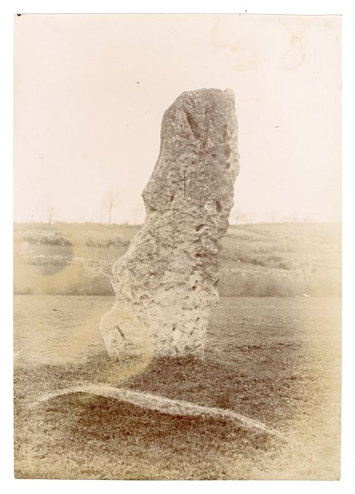 Vue générale du menhir