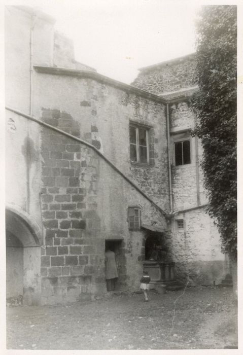 cour intérieure, façades sud et est, vue partielle