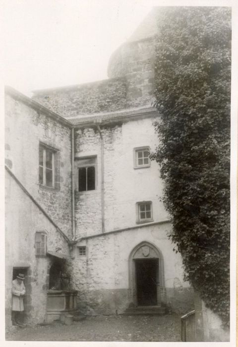 cour intérieure, façades sud et est, vue partielle