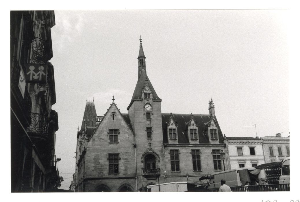 façade sur la place, vue partielle
