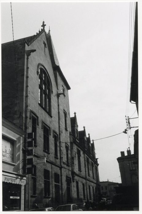 façade sur la rue Jules Ferry, vue partielle