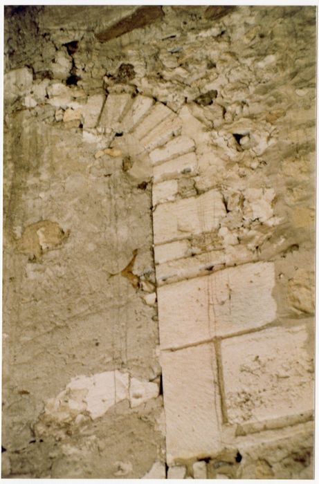 église, mur nord de la nef, détail d’une ancienne baie murée