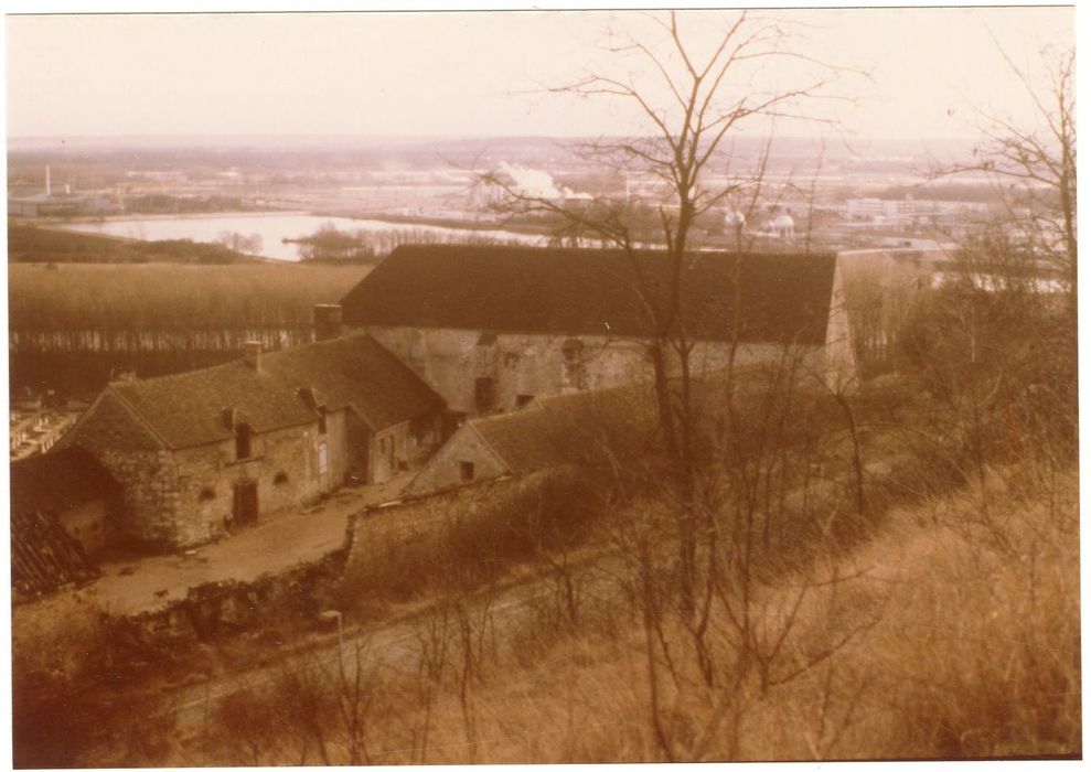 vue partielle des bâtiments dans leur environnements depuis le Nord-Ouest