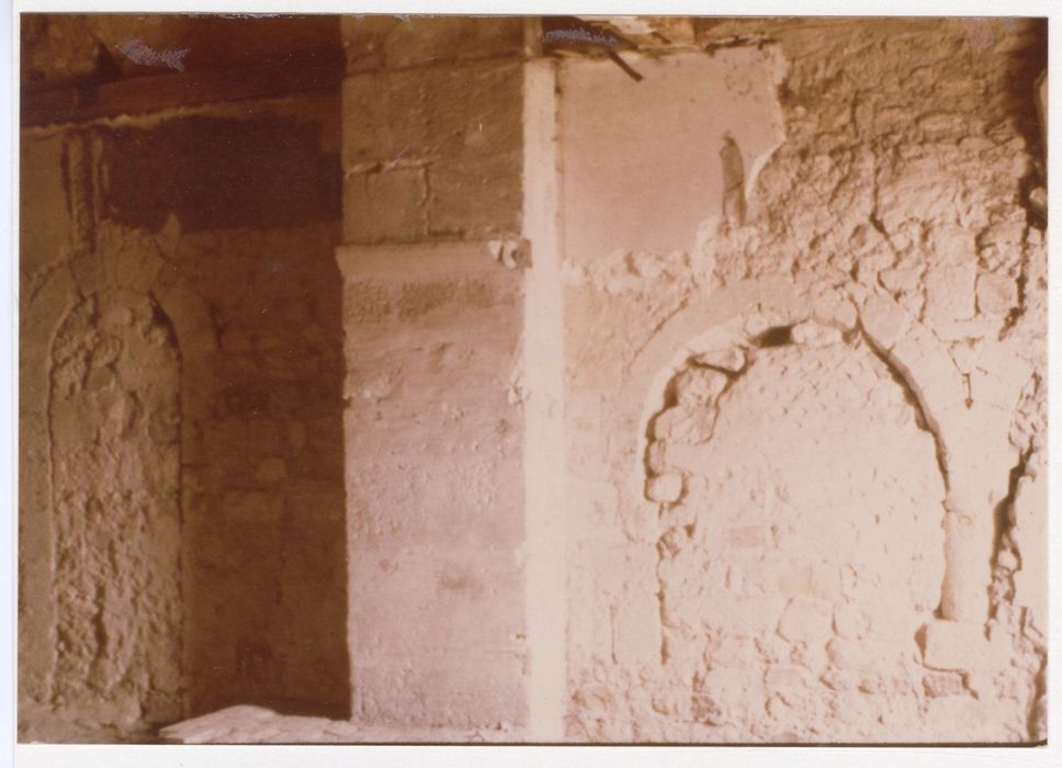 église, choeur (?), détail de baies murées