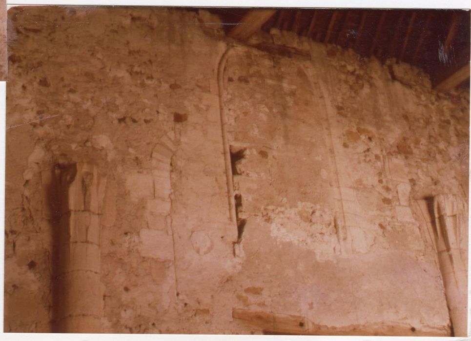 église, nef, détail de baies murées