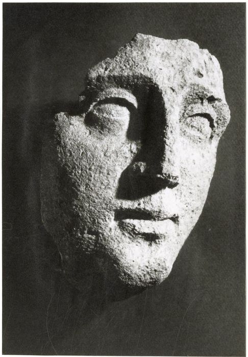 fragment provenant des fouilles archéologiques (statue fragmentaire)