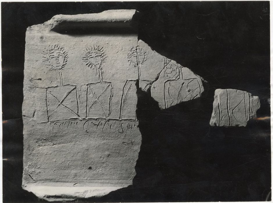 fragment provenant des fouilles archéologiques (tuile)