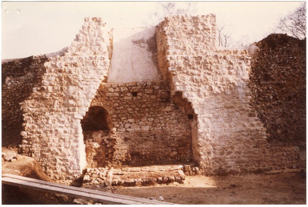 vestige d’une cheminée monumentale et de son four (CH11)