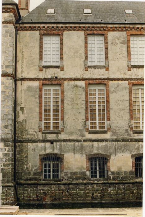 façade sud, vue partielle (partie gauche)