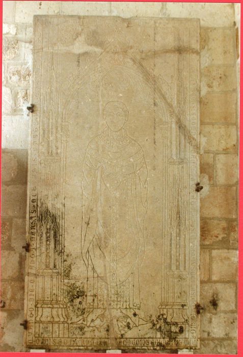 dalle funéraire d'Arnaud Donadieu, prêtre du diocèse de Cahors, prévot du chapitre de Champeaux, mort en 1324