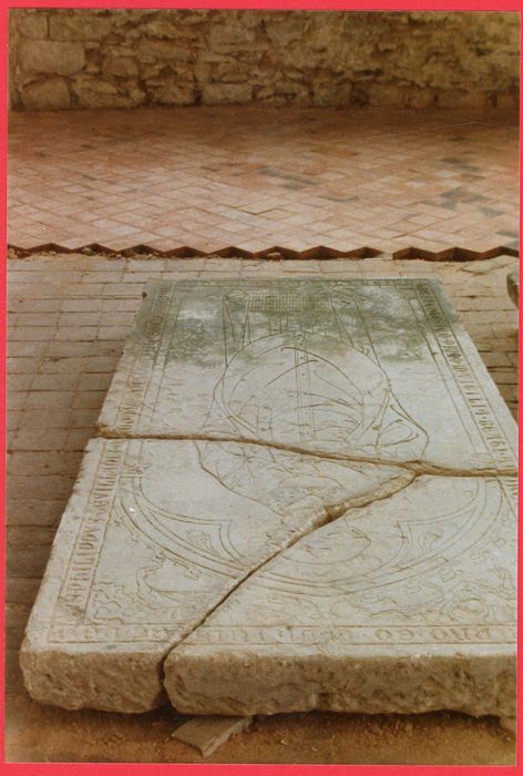 dalle funéraire de Philippe de Villaines, chapelain, mort le 29 novembre 1301