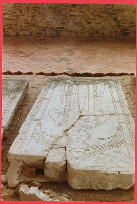 dalle funéraire de Dreux, diacre, mort en 1299
