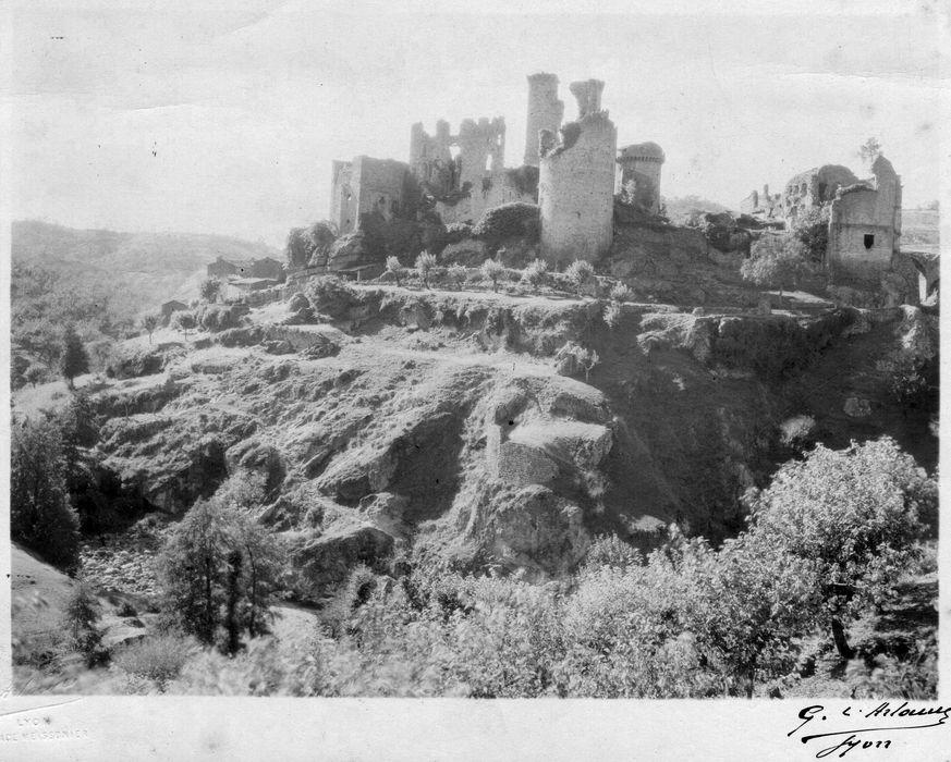 vue générale des ruines dans leur environnement depuis l’Est