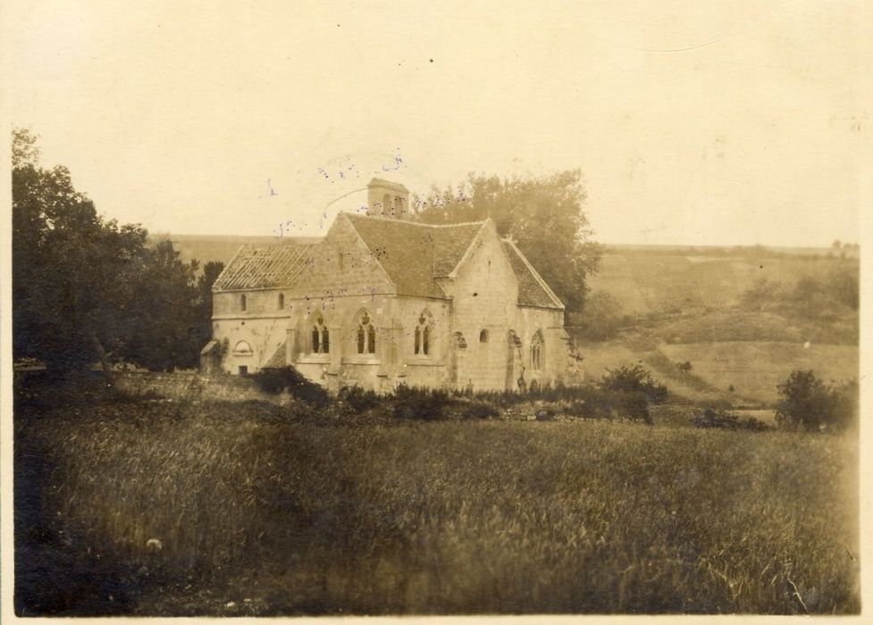 vue générale de l’église dans son environnement depuis le Sud-Est