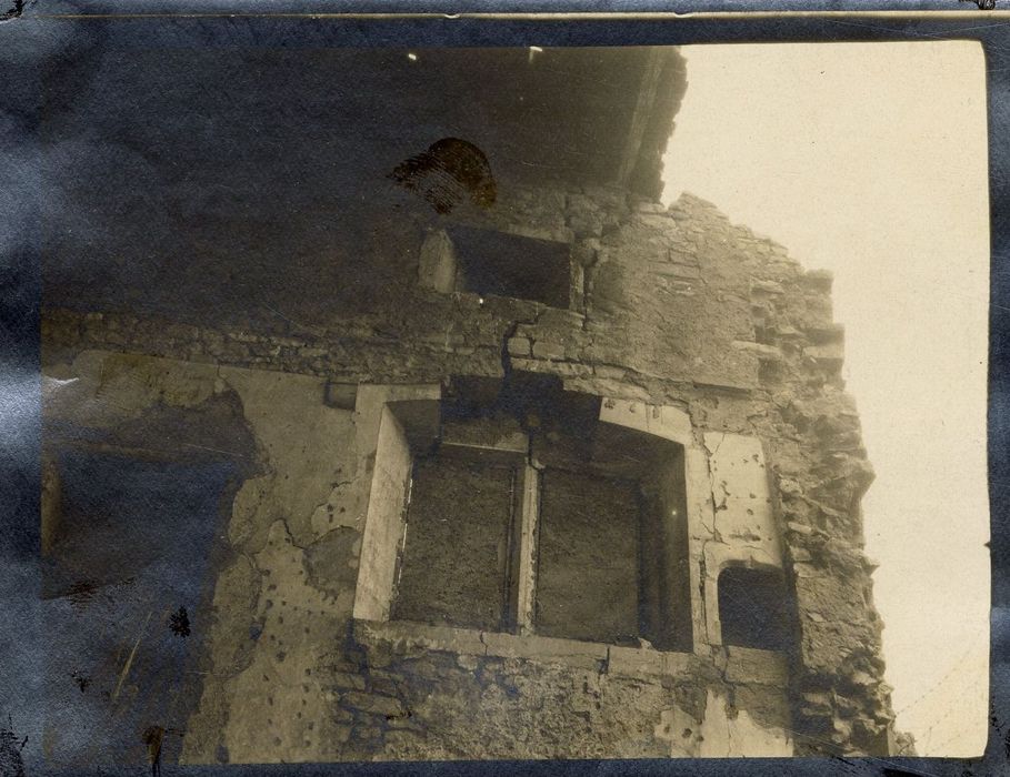 bâtiment situé au sud de l’église, détail d’une baie (?)