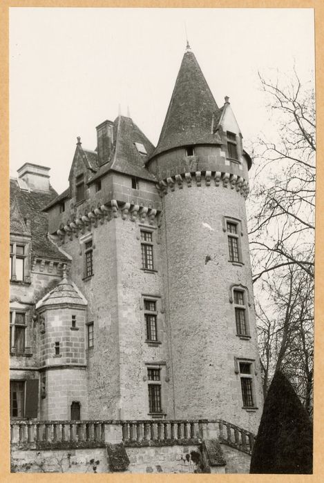 tour à l’extrémité gauche de la façade sud, élévation sud