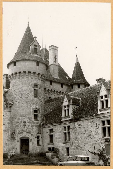 cour d’honneur, tour située à l’angle sud-ouest, aile en retour, façade est