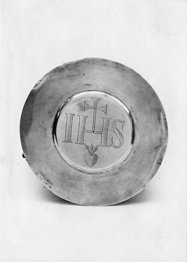 Patène en argent, au revers gravé du monogramme du Christ et d'un coeur