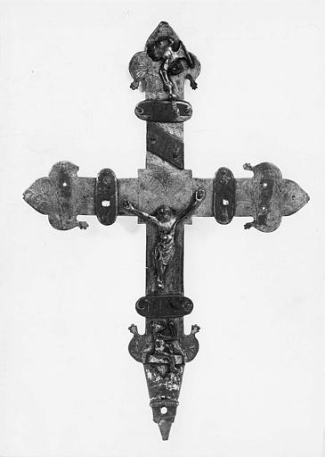 Croix de procession en cuivre et émaux champlevés, décor gravé de motifs végétaux