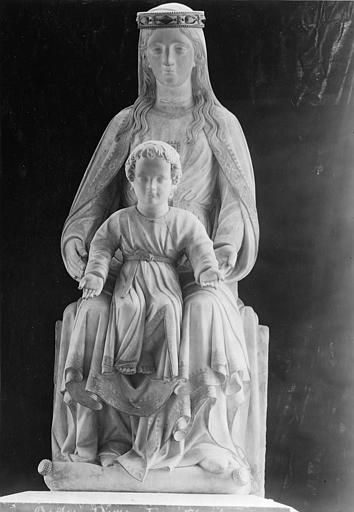 Groupe sculpté : 'Vierge à l'Enfant', dite Notre-Dame la Blanche, albâtre sculpté, doré