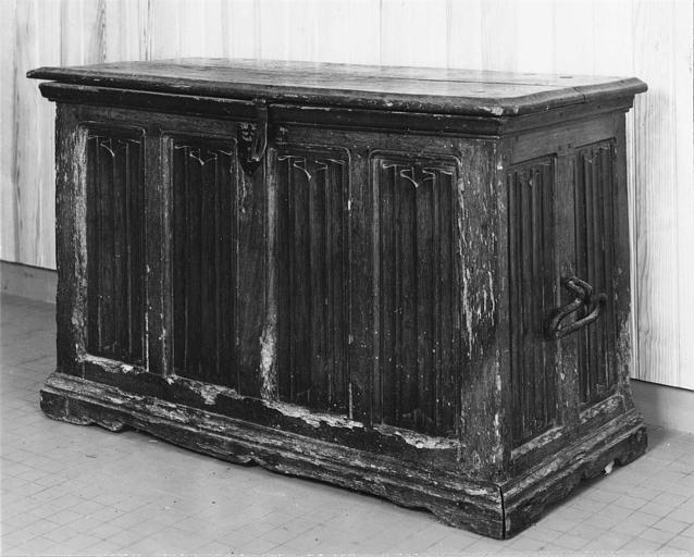 Coffre à panneaux sculptés en 'plis de serviette', chêne taillé - © Ministère de la Culture (France), Médiathèque du patrimoine et de la photographie (objets mobiliers), tous droits réservés