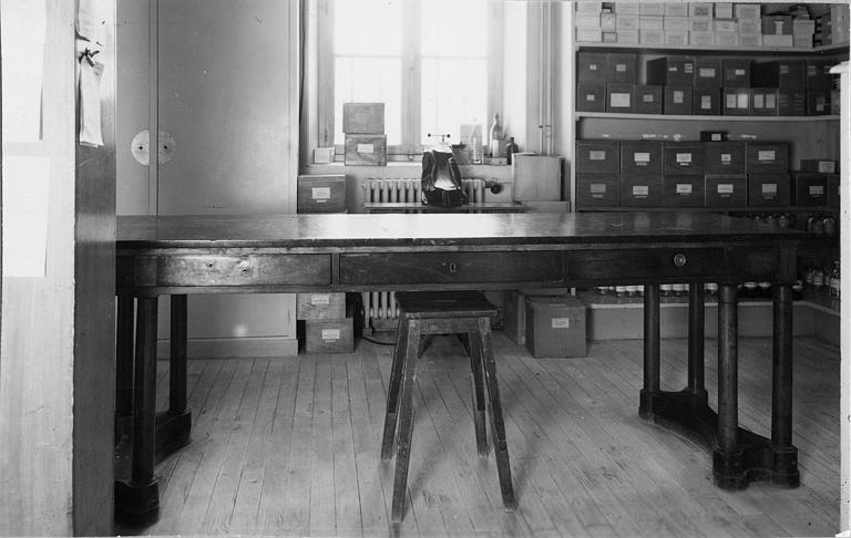 Bureau plat à huit pieds en forme de colonnes, reliés quatre par quatre par une tablette d'entretoise, à trois tiroirs en ceinture et plateau de marbre ; assimilé à un comptoir - © Ministère de la Culture (France), Médiathèque du patrimoine et de la photographie (objets mobiliers), tous droits réservés