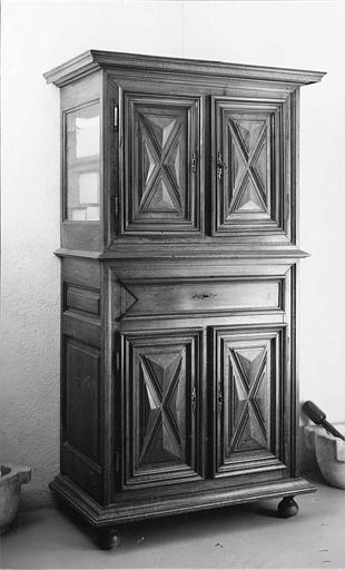 Buffet à deux corps en noyer, à quatre vantaux et un tiroirs en ceinture, orné de moulures et de motifs en pointes de diamant