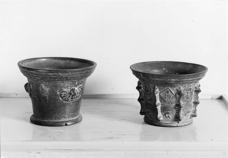 Deux mortiers en bronze, l'un orné de chérubins en relief, l'autre de réserves présentant des saints personnages - © Ministère de la Culture (France), Médiathèque du patrimoine et de la photographie (objets mobiliers), tous droits réservés