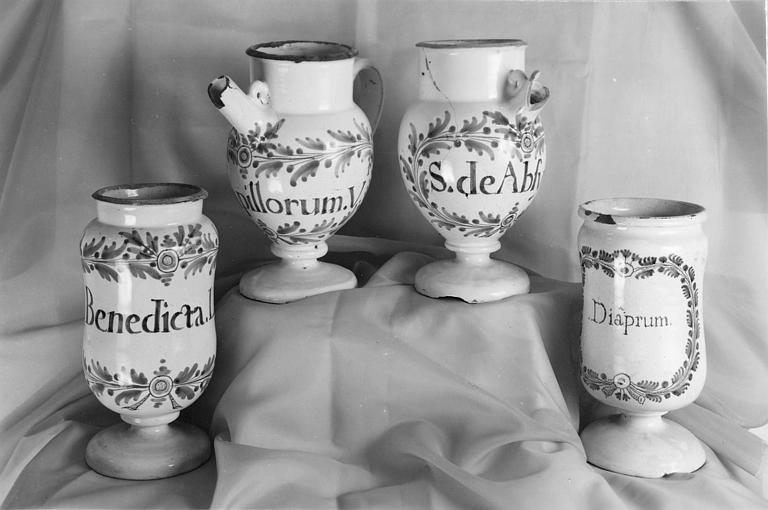 Pots à pharmacie : piluliers (2) et chevrettes (2) en faïence, à décor végétal polychrome sur fond blanc - © Ministère de la Culture (France), Médiathèque du patrimoine et de la photographie (objets mobiliers), tous droits réservés