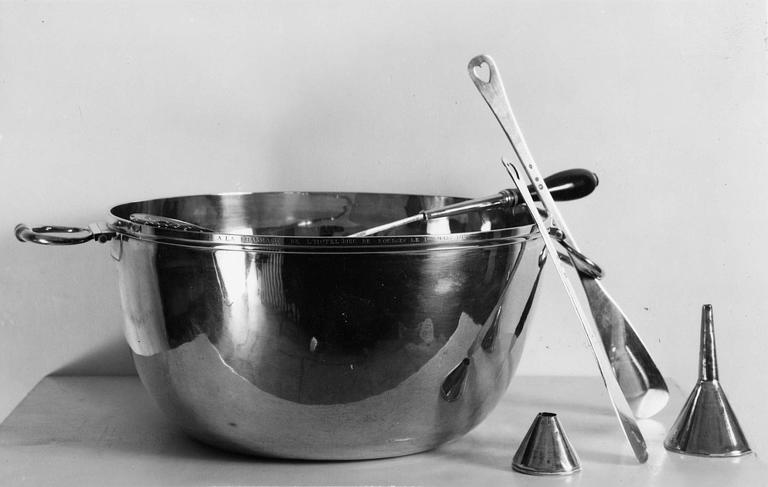 Bassine à sirop, écumoire, pelles à pâte (2), entonnoirs (2) en argent